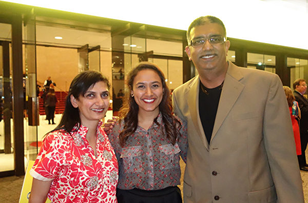 Sarosha Hmani和父母一起觀賞12月26日晚的演出。（余欣然／大紀元）