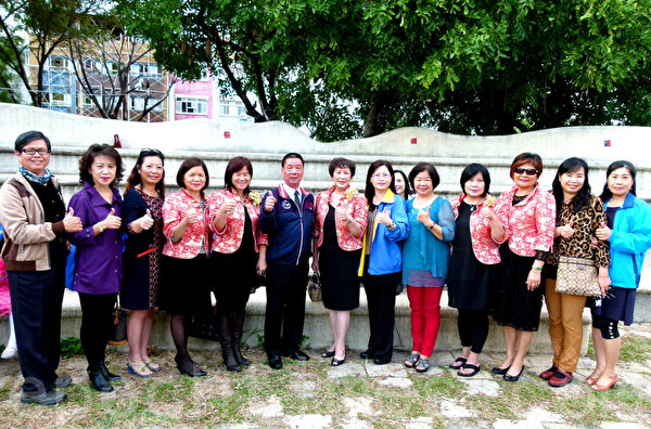 台东兰馨交流协会多位姊妹和台东市长张国洲（左6）参与法轮功学员向法轮功创始人李洪志大师拜年活动。
（龙芳／大纪元）       
