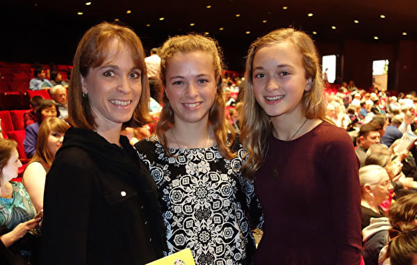 母亲Tala Rubinstein带女儿Rebecca和Emily一起欣赏了12月27日的神韵演出。（余欣然／大纪元）
