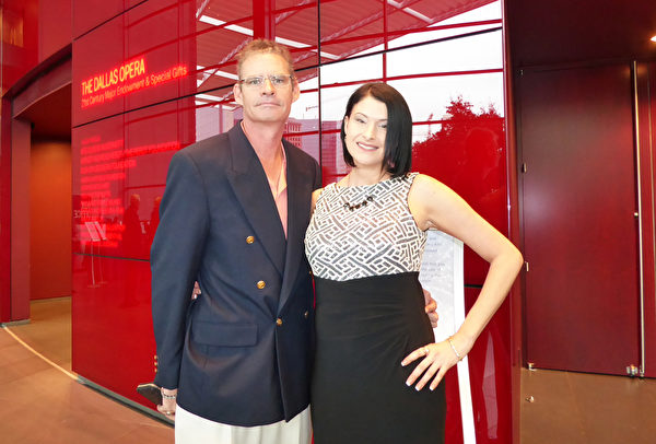 2016年1月2下午，Terry Davis与女友Andrea在达拉斯AT&T表演艺术中心温斯皮尔歌剧院观看了神韵演出，盛赞演出是音乐与舞蹈的完美结合。（史迪／大纪元）