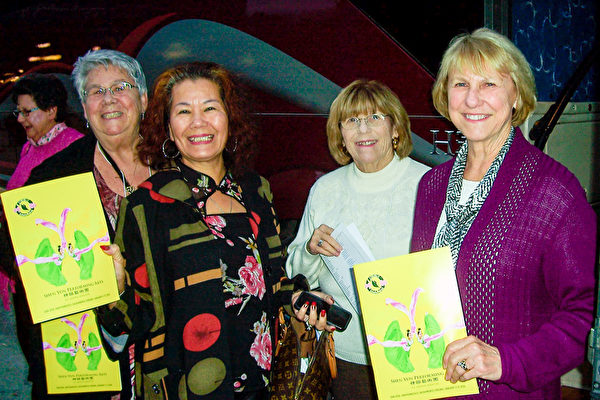坐大巴來看神韻的Linda Ramala（右1）、Donna Pattie（右2）、艷虹（右3）和Sue Morris（右4）。（大紀元圖片） 