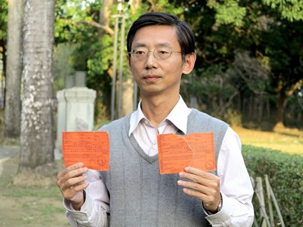 控告江泽民的台湾高雄法轮功学员杜世雄，手持中国两高签收回条。（李晴玳／大纪元）