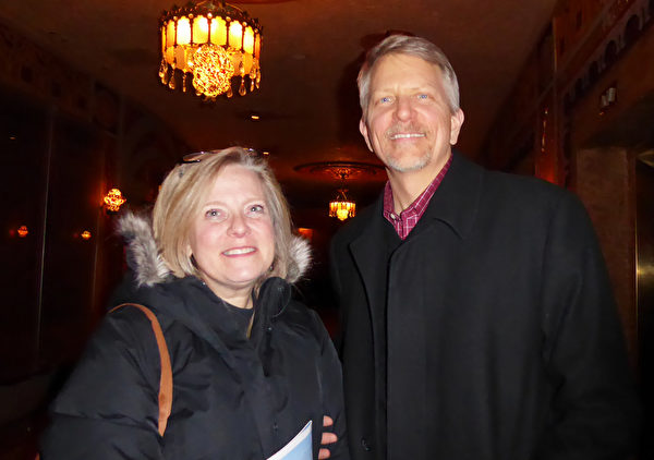 公司项目经理Jim Larson与太太Miriam Larson于1月13日晚观看了在美国田纳西州诺克斯维尔演出的神韵。（史迪／大纪元）