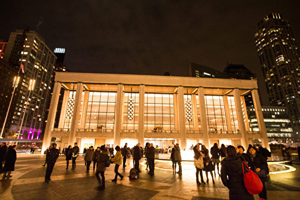 1月14日，神韻紐約藝術團在林肯中心大衛寇克劇院舉行首演。圖為演出開始前，在劇院外拍照，等待入場的人群。（戴兵／大紀元）