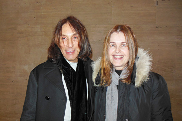 时尚造型大师Edward Tricomi和太太Deborah Tricomi1月16日晚在纽约林肯中心观赏了神韵演出，表示演出的神性内涵引发人内心共鸣。（李辰／大纪元）