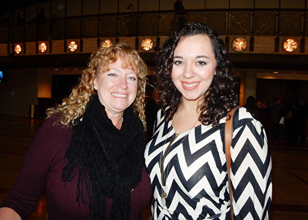 钢琴家Alyssa Filardo（右）和家人一起观看了1月17日在林肯中心的神韵演出。（卫泳／大纪元）
