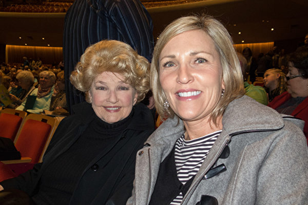 房地产经纪Laurel Meyer（右）和婆婆Marilyn Meyer一起观看了神韵1月19日的演出。（马亮／大纪元）

