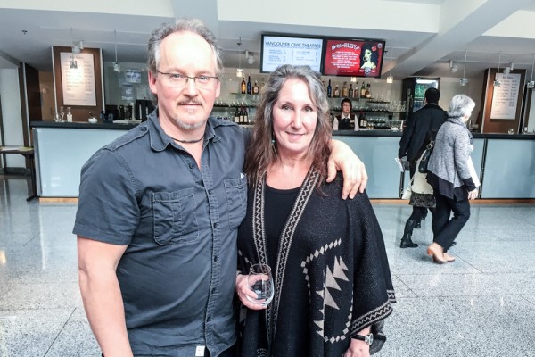 2016年1月24日下午，Deborah Kraus女士（右）同Darren先生（左）一起观看了神韵世界艺术团在加拿大温哥华伊丽莎白女皇剧院的演出。（Omid／大纪元）