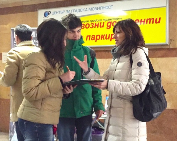 保加利亚首都部分法轮功学员在市中心地铁口讲真相征签声援海内民众诉江,不少民众签名参与联署举报江泽民（明慧网）