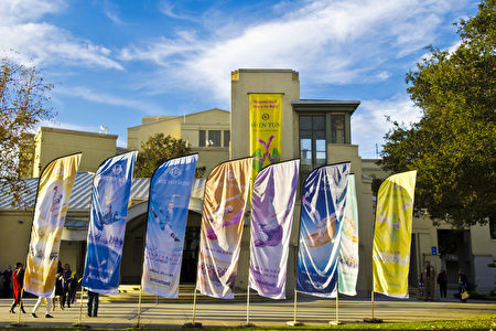 神韵演出成为加州艺术中心（California Center for the Arts, Escondido）的亮点。（李旭生／大纪元）