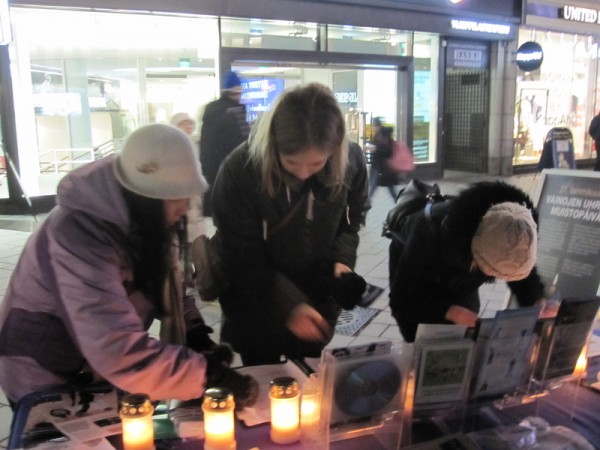 芬蘭部分法輪功學員在1月27日反酷刑紀念日，在首都赫爾辛基市中心舉辦燭光守夜悼念活動，許多民眾在得知中共迫害的真相後紛紛簽名支持起訴中共惡首江澤民。（李樂／大紀元）