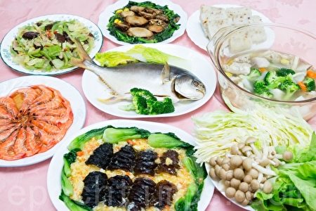 台灣國健署表示，年菜多為高油、高脂、勾芡等，民眾應慎選食材、自己動手做年菜。圖為示範套餐。（陳柏州 /大紀元）
