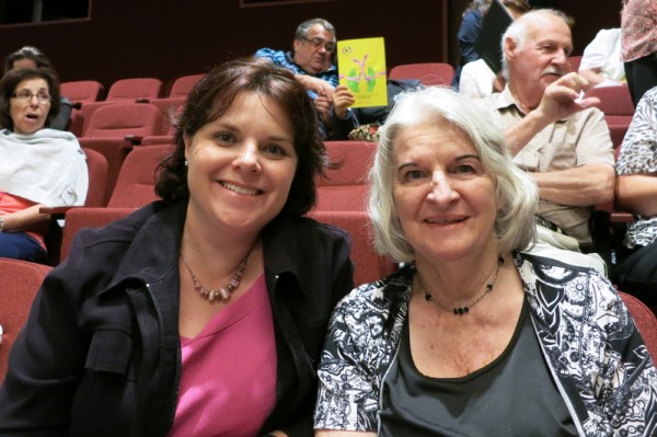 2016年1月31日下午，太阳能电板生意老板Susanne MacKeith（左）带着妈妈Lesley Johnson在澳大利亚珀斯帝王歌剧院（Regal Theatre）观赏了神韵世界艺术团的演出。（周鑫／大纪元）