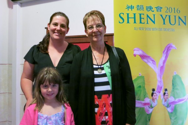 2016年1月31日下午，Trin Sheldon（右）和女儿Katrina（左）及外孙女一起观赏了神韵世界艺术团在澳大利亚珀斯帝王歌剧院（Regal Theatre）的第3场演出。（周鑫／大纪元）