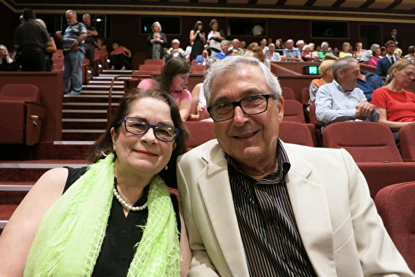 退休外科医师Yolanthe Speelman（左）和退休牙科技师的先生Ruurd Speelman（右）观赏了神韵世界艺术团于2月2日晚在澳洲珀斯帝王歌剧院（Regal Theatre）演出。（周鑫／大纪元）