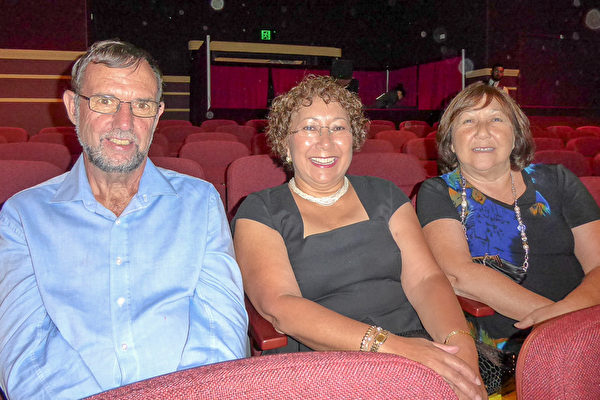 Bill Andreson地质学家（左）、Janet Andreson（中，Bill的太太）、Margaret Thompson（右， Janet的姐姐）, 观看了神韵世界艺术团在珀斯的第五场演出。（史迪/大纪元）