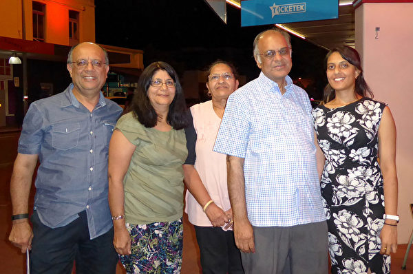 會計師Rohit Kaira（左一）與太太（左二）、藥劑師Jilna Bhatt（右一）與父親Vishnu Bhatt（右二）和母親（中）於2016年2月5日晚在珀斯帝王歌劇院（Regal Theatre）觀看了神韻演出。（史迪／大紀元）