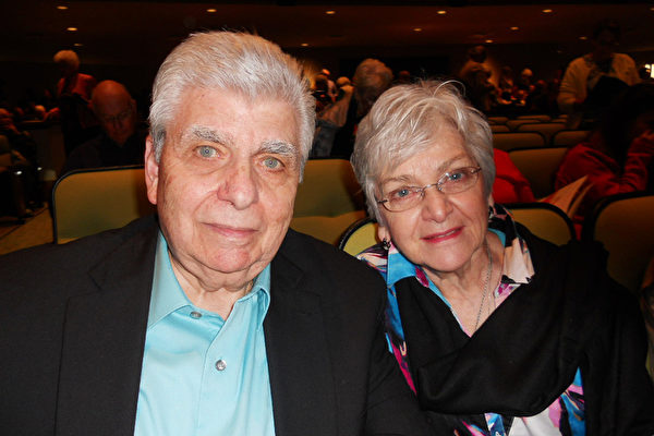 Lou Riccio和太太Ann Riccio2月6日观赏了佛州威尼斯的神韵演出。（萧财英／大纪元）