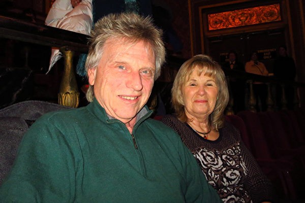 音乐家兼作家Harry Dorcy先生与妻子Joy Dorcy欣赏了神韵巡回艺术团2016年2月6日在罗德岛普罗维登斯市表演艺术中心（Providence Performing Arts Center）的演出后表示感受到神的启迪。(秦川／大纪元）