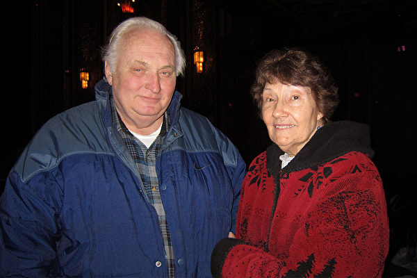 退休工程师Ken Demers、Joyce Demers夫妇连续三年观赏神韵演出，“因为她（神韵）每一年都是那么的恢宏壮丽，还有绚丽耀眼的服装。”（苏菲／大纪元）