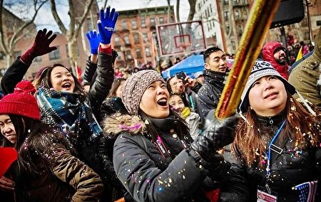 华人聚集在纽约唐人街，庆祝中国新年。 (Andrew Burton/Getty Images)