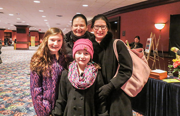 Gina Bentz（右）和母亲、两个女儿观赏了神韵纽约艺术团2月14日在美国大芝加哥地区罗斯蒙特市的演出。（唐明镜／大纪元）