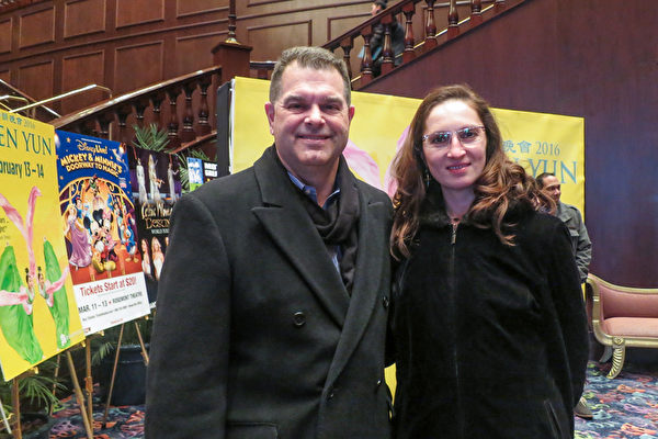 Mike Foley和太太Irina觀賞了2月14日在美國大芝加哥地區羅斯蒙特市的演出。（唐明鏡／大紀元）