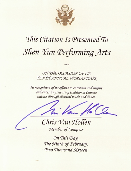 美國聯邦眾議員范．浩倫（Chris Van Hollen）向神韻藝術團頒發褒獎令。（大紀元資料庫）