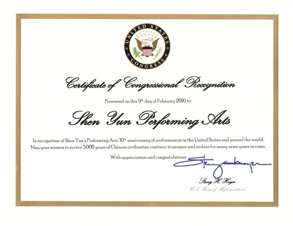 美國國會眾議院少數黨領袖霍耶（Steny Hoyer）向神韻藝術團頒發褒獎。（大紀元資料庫）