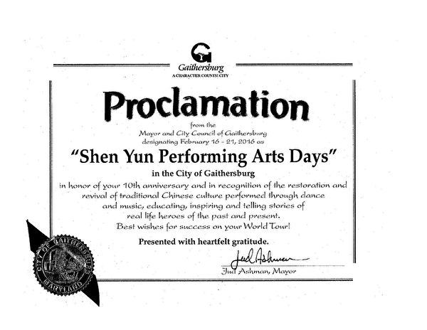 馬里蘭州蓋瑟斯堡市長阿什曼（Jud Ashman）向神韻頒發褒獎證，並將2016年2月16日至21日定為蓋城的「神韻表演藝術日」（ShenYun Performing Arts Days）。（大紀元資料庫）