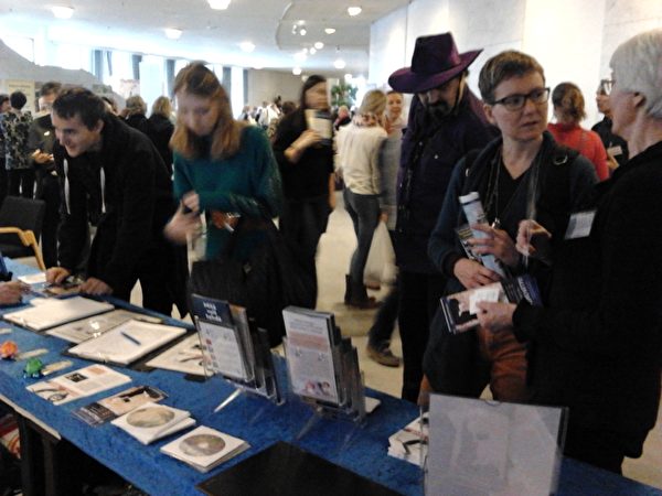 2016年2月6和7日在芬兰“健康博览馆会”上，法轮功学员向各界弘法并得到各方人士对起诉江泽民的支持。（李乐／大纪元）