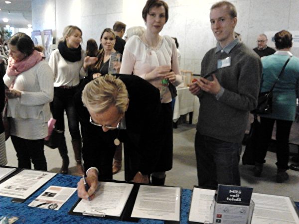 2016年2月6和7日在芬兰“健康博览馆会”上，法轮功学员向各界弘法并得到各方人士对起诉江泽民的支持。（李乐／大纪元）