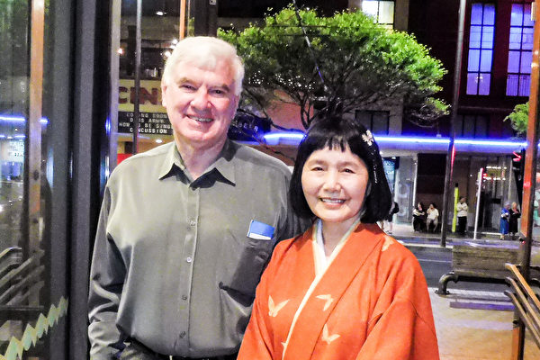 公司总裁Maurice Wooster先生和妻子Ayako Wooster，分享了欣赏神韵后的美好体验。（林夕予／大纪元）