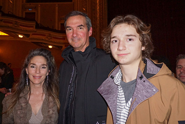 Thomas Kaiser和太太及儿子于2016年2月19日晚观看了神韵国际艺术团在美国明尼苏达州明尼阿波利斯市奥菲优姆剧院（Orpheum Theatre）的首场演出。（林慧心／大纪元）