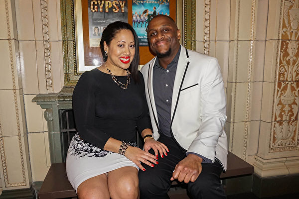 公司业主Sara Lindsay和Bobby Gillespie于2016年2月19日晚观看了神韵国际艺术团在美国明尼苏达州明尼阿波利斯市奥菲优姆剧院（Orpheum Theatre）的首场演出。（林南／大纪元）