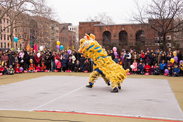 為了慶祝元宵節的到來，紐約法輪大法協會昨天（2月21日）在華埠羅斯福公園舉辦活動。舞龍舞獅表演。（戴兵／大紀元）