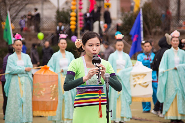 為了慶祝元宵節的到來，紐約法輪大法協會昨天（2月21日）在華埠羅斯福公園舉辦活動。民族樂器葫蘆絲演奏。（戴兵／大紀元）
