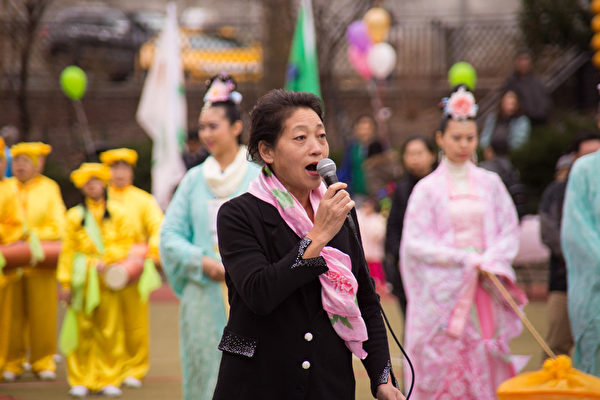 為了慶祝元宵節的到來，紐約法輪大法協會昨天（2月21日）在華埠羅斯福公園舉辦活動。女聲獨唱。（戴兵／大紀元）