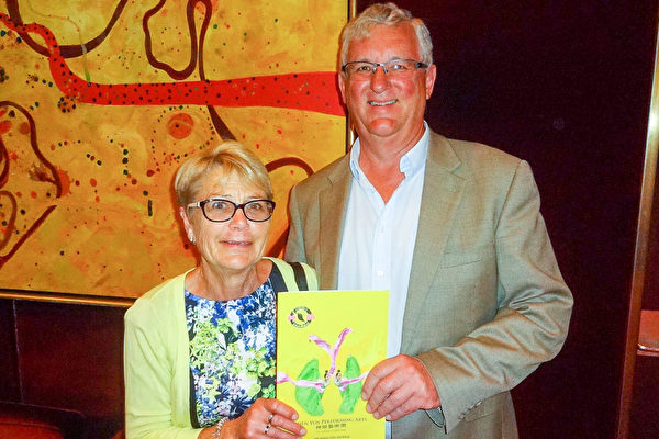 2016年2月22日晚，美國神韻世界藝術團在澳大利亞墨爾本的藝術中心（the Arts Centre）成功進行了第四場演出，Lawrence Clarke和太太Diane Clarke對演出讚不絕口。（陳明／大紀元）