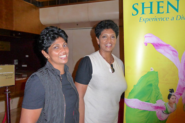 來自斯里蘭卡的Damanti Lee（前左）和妹妹Shanta Chrysoston（後右）在墨爾本觀看了神韻演出。（紀芸／大紀元）