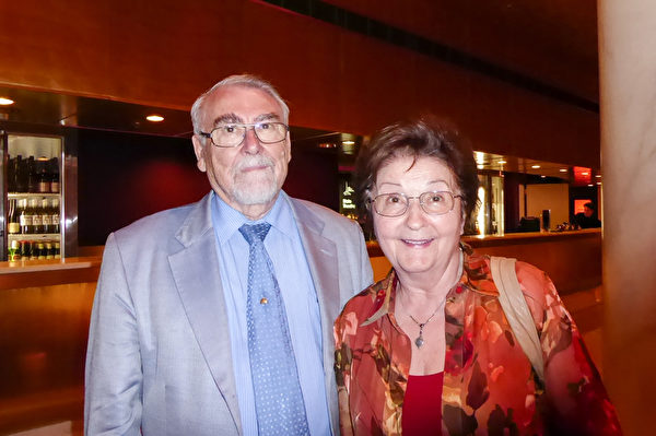 2016年2月24日下午，退休業主Steven Vilagos和夫人觀賞了神韻世界藝術團在墨爾本的最後一場演出。（史迪／大紀元）