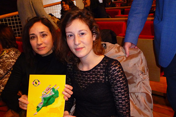 Audrey Frizzarin律師和母親一起觀看了神韻國際藝術團今年歐洲巡演的日內瓦的首場演出。（德龍／大紀元）