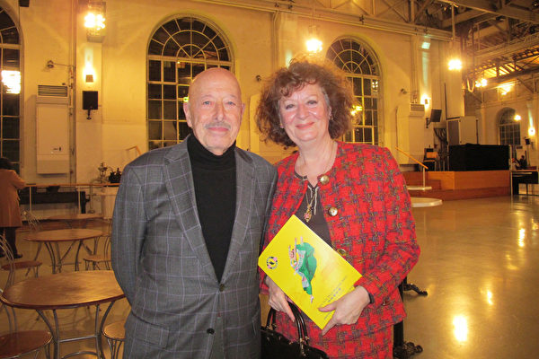 古董修復藝術家Catherine Boulet和男友一起觀看了2月26日晚日內瓦的神韻演出。（麥蕾／大紀元）                        