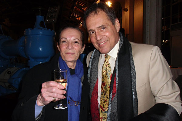 Peter Stavridis携夫人2月26日晚观看了日内瓦今年第二场神韵演出。（张妮／大纪元 ）