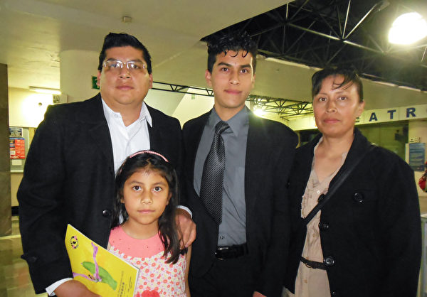 2016年2月27日下午，机电技师Cornelio Colorado携父母，妹妹和儿子在墨西哥城文化中心剧场观赏了神韵艺术团在当地的第三场演出。（李辰／大纪元）

