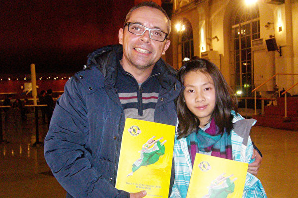 2016年2月28日，Pascal Gloannec先生带着侄女观看了2016年神韵在日内瓦的最后一场演出。（麦蕾／大纪元）