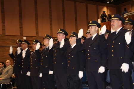 吳銘恆（左四）等22名警員獲得晉升副督察。（蔡溶/大紀元）