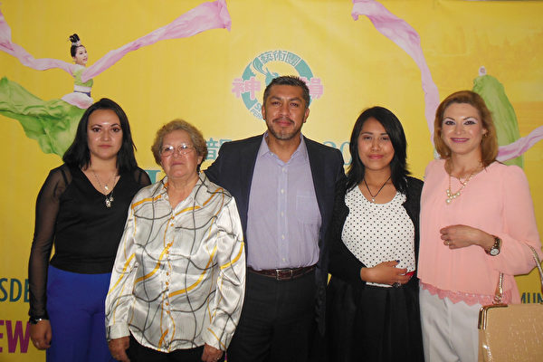 墨西哥Grupo Fórmula广播电台的总裁助理Gustavo Pisano先生（中）、律师太太Belem Uribe（右一）、女儿Belén Pizano（右二）、心理学家Tracy Cabrera Uribe（左一）及岳母Celia Uribe，全家一行5人观看了28日的演出。（李辰／大纪元）