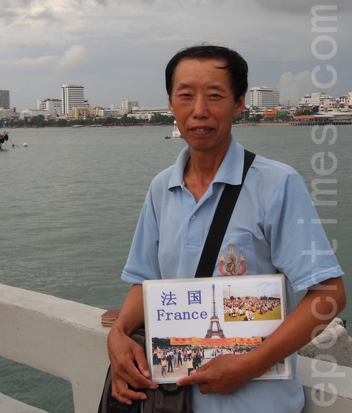 2010年郎新华在泰国某旅游景点向中国游客讲述法轮功真相。（郎新华提供）