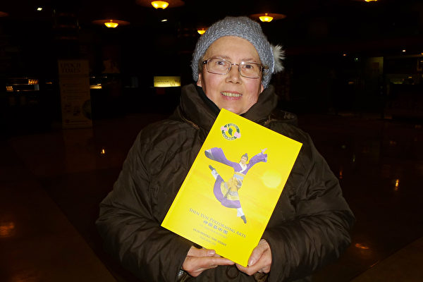 Fernande Deleporte女士观看了2016年3月1日神韵国际艺术团在鲁贝的第一场演出。（德龙／大纪元）